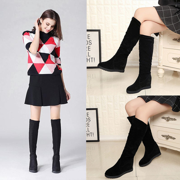 Modern női csizma öko velúrból, magas talppal