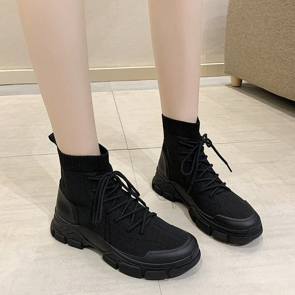 Fekete színű textil női csizma durva talppal - zokni típusú