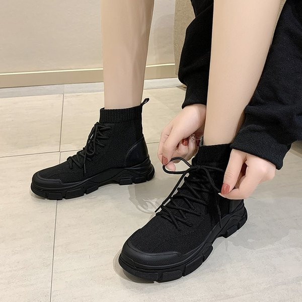 Fekete színű textil női csizma durva talppal - zokni típusú