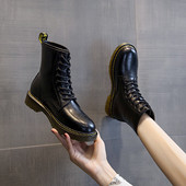 Modern női csizma lapos talppal, fekete színben - öko bőr