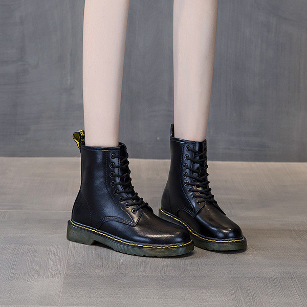 Modern női csizma lapos talppal, fekete színben - öko bőr