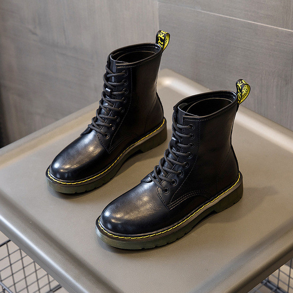 Modern női csizma lapos talppal, fekete színben - öko bőr