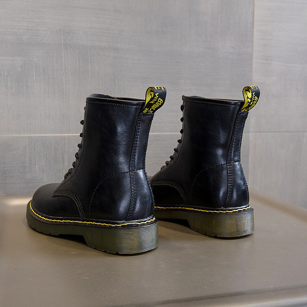 Modern női csizma lapos talppal, fekete színben - öko bőr