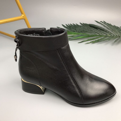 Őszi csizma hegyes modell fűzővel és alacsony vastag sarokkal