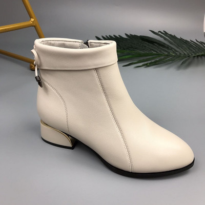 Őszi csizma hegyes modell fűzővel és alacsony vastag sarokkal