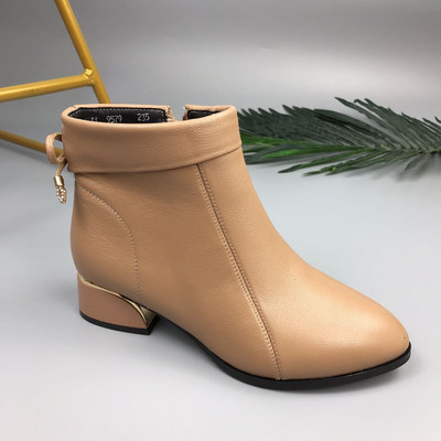 Őszi csizma hegyes modell fűzővel és alacsony vastag sarokkal