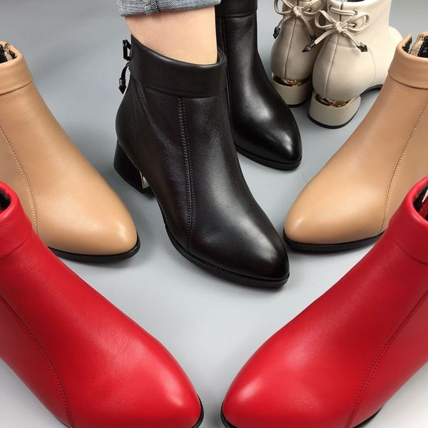 Őszi csizma hegyes modell fűzővel és alacsony vastag sarokkal