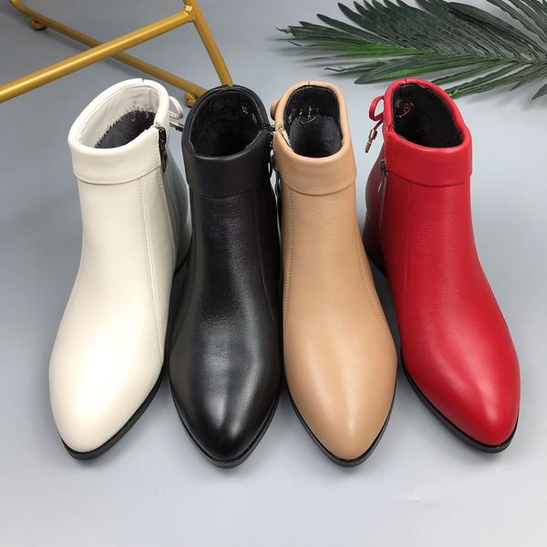 Őszi csizma hegyes modell fűzővel és alacsony vastag sarokkal