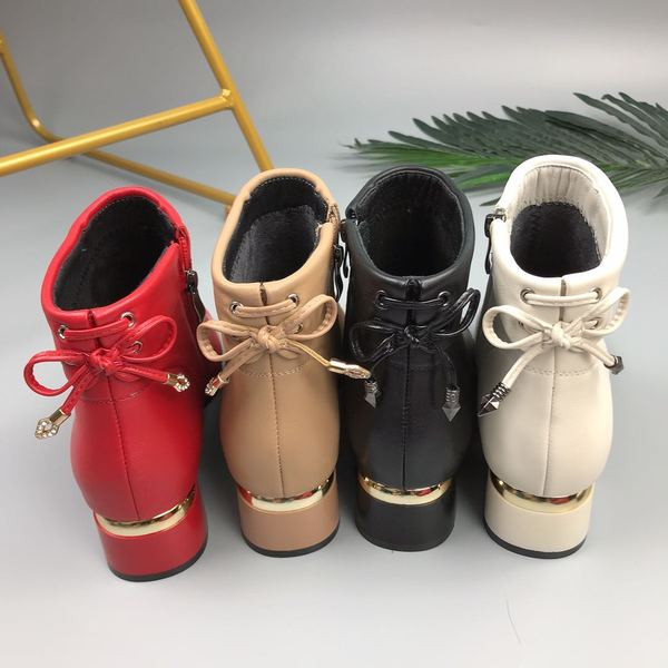 Őszi csizma hegyes modell fűzővel és alacsony vastag sarokkal