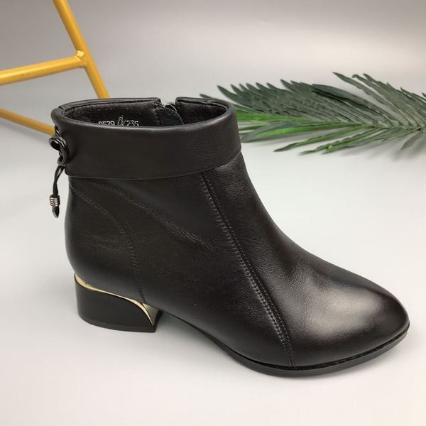 Őszi csizma hegyes modell fűzővel és alacsony vastag sarokkal