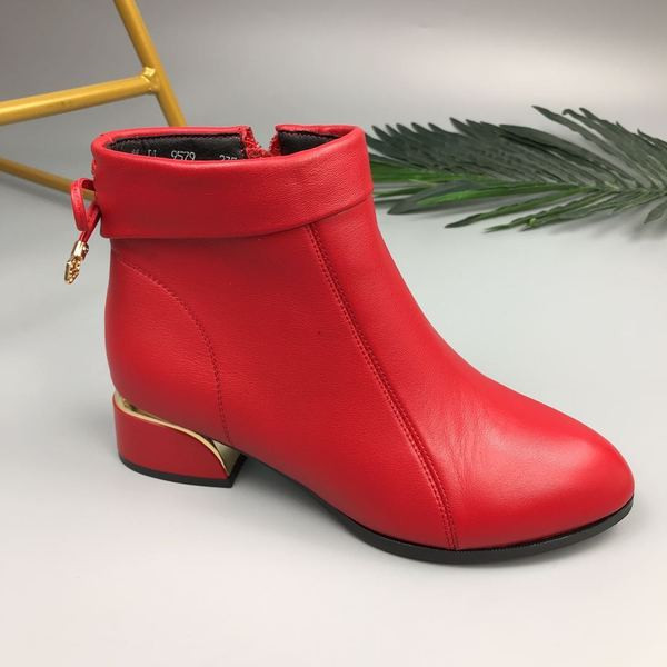 Őszi csizma hegyes modell fűzővel és alacsony vastag sarokkal