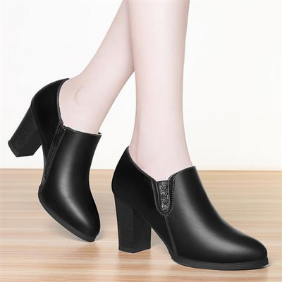 Női bőrcsizma cipzárral és díszítéssel