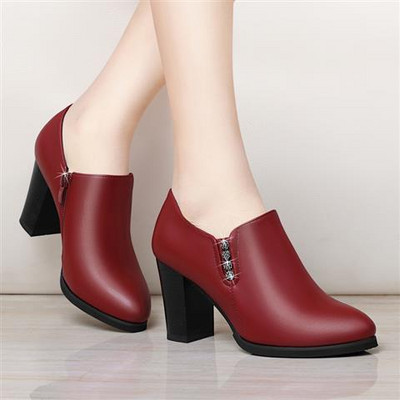 Női bőrcsizma cipzárral és díszítéssel