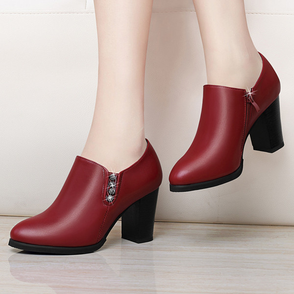 Női bőrcsizma cipzárral és díszítéssel