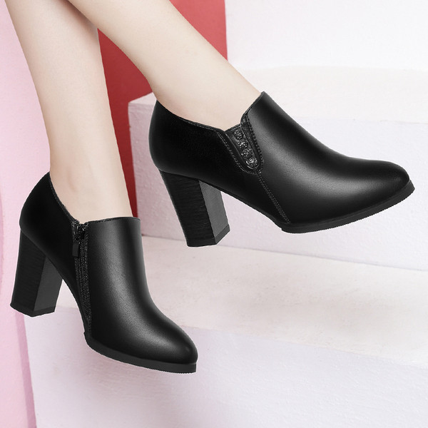 Női bőrcsizma cipzárral és díszítéssel