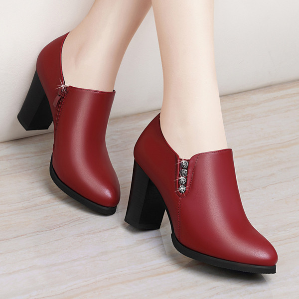 Női bőrcsizma cipzárral és díszítéssel