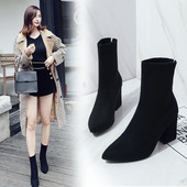 Modern női csizma eco velúrból, 6,5 cm-es sarokkal - fekete színű