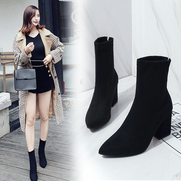 Modern női csizma eco velúrból, 6,5 cm-es sarokkal - fekete színű