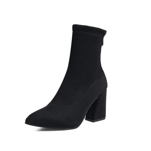 Modern női csizma eco velúrból, 6,5 cm-es sarokkal - fekete színű