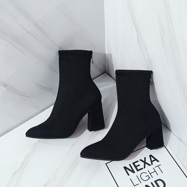 Modern női csizma eco velúrból, 6,5 cm-es sarokkal - fekete színű