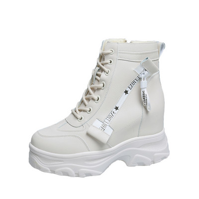 Hétköznapi női tornacipő magas emelvénnyel és fűzővel