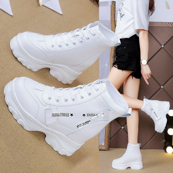 Hétköznapi női tornacipő magas emelvénnyel és fűzővel