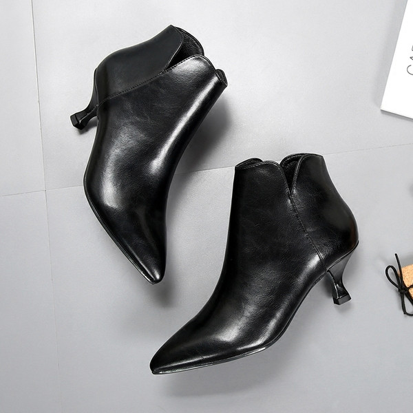 Női hegyes csizma alacsony sarkú, cipzárral záródik