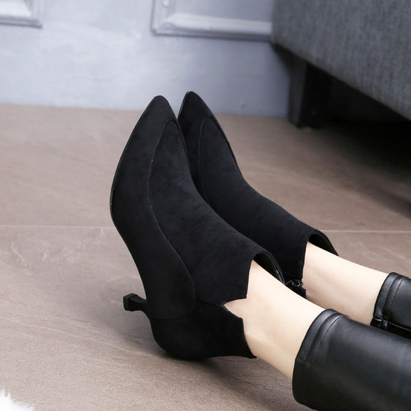 Női hegyes csizma alacsony sarkú, cipzárral záródik