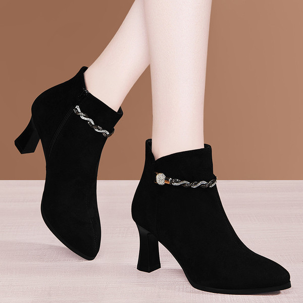 Modern női csizma öko velúrból, 6 cm-es sarokkal és fém lánccal