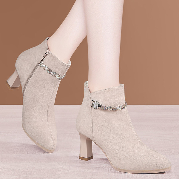 Modern női csizma öko velúrból, 6 cm-es sarokkal és fém lánccal