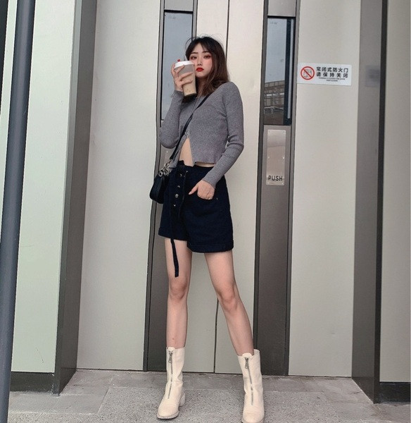 Női csizma új modell műbőrből, bézs színben