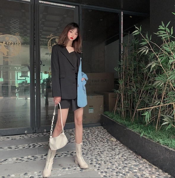 Női csizma új modell műbőrből, bézs színben