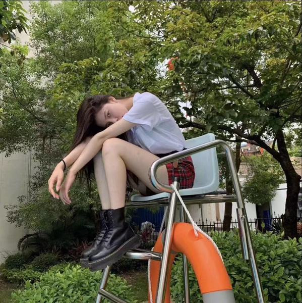 Női alkalmi csizma műbőrből, fűzővel és lapos talppal, fekete színben