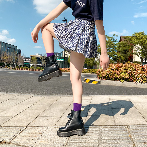 Női alkalmi csizma műbőrből, fűzővel és lapos talppal, fekete színben