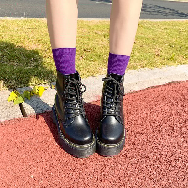 Női alkalmi csizma műbőrből, fűzővel és lapos talppal, fekete színben