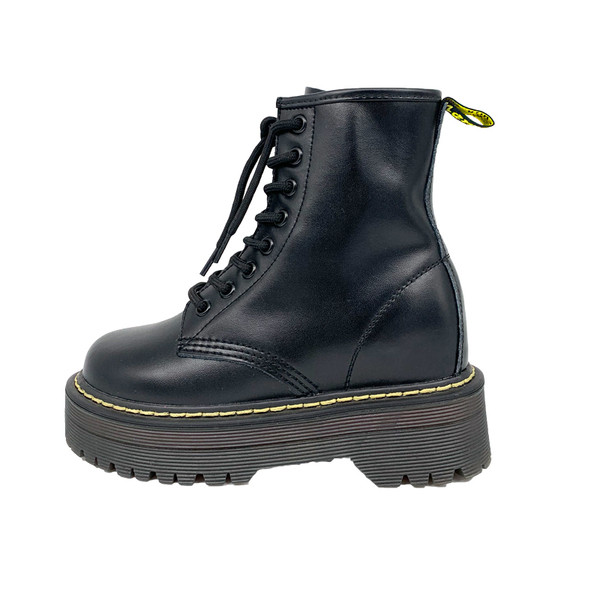 Női alkalmi csizma műbőrből, fűzővel és lapos talppal, fekete színben