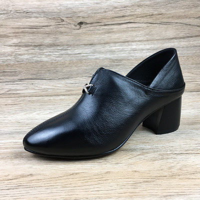 Γυναικείες μυτερές μπότες από οικολογικό δέρμα με βολάν