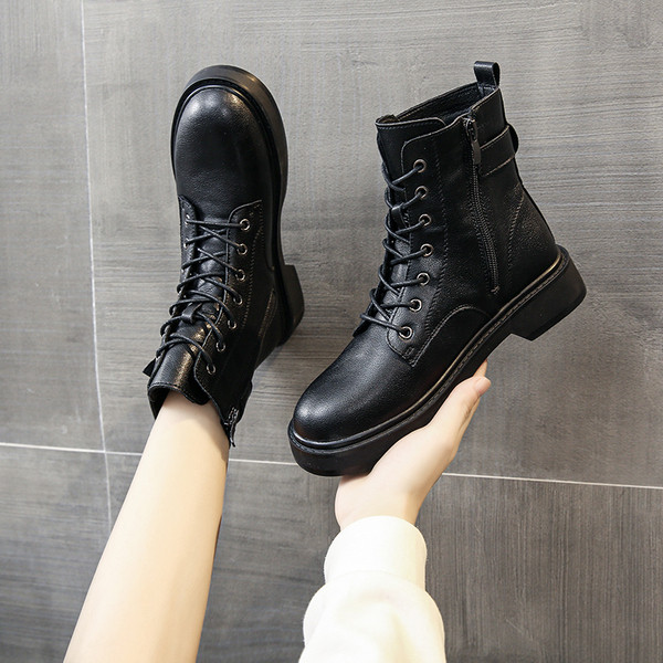 Mustad pandla ja paeltega naiste saapad