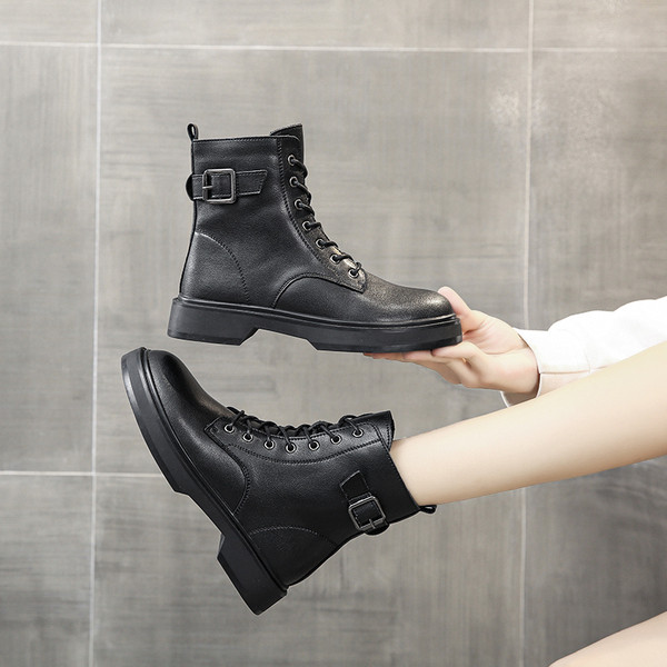 Mustad pandla ja paeltega naiste saapad