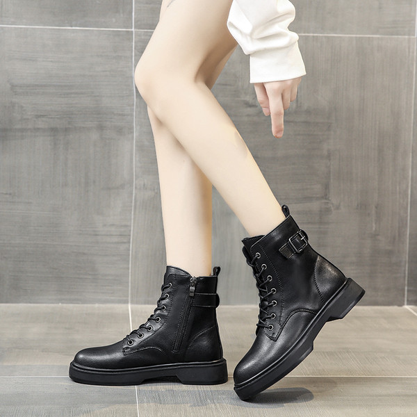 Mustad pandla ja paeltega naiste saapad