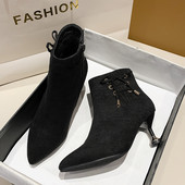 Női őszi csizma fűzővel és alacsony vékony sarkú