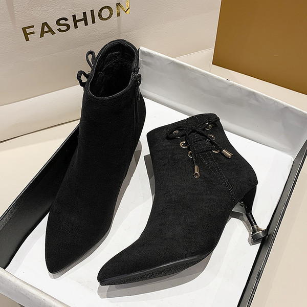 Női őszi csizma fűzővel és alacsony vékony sarkú