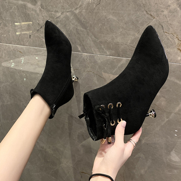 Női őszi csizma fűzővel és alacsony vékony sarkú