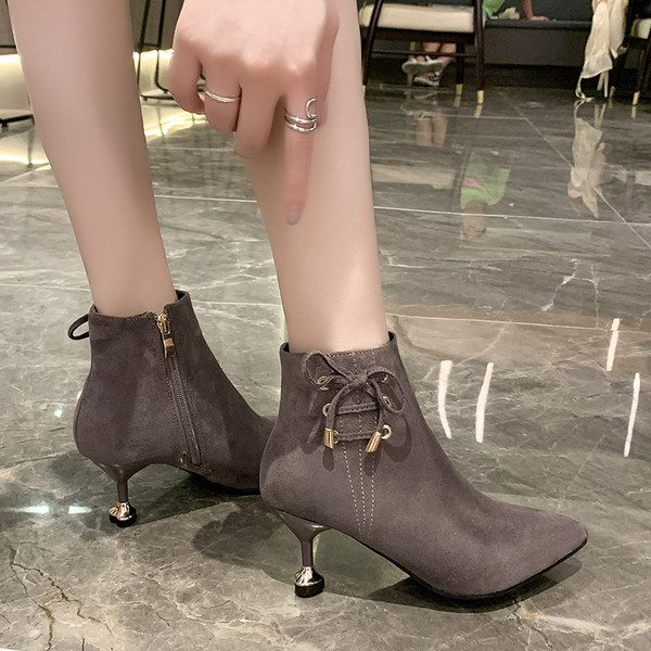 Női őszi csizma fűzővel és alacsony vékony sarkú