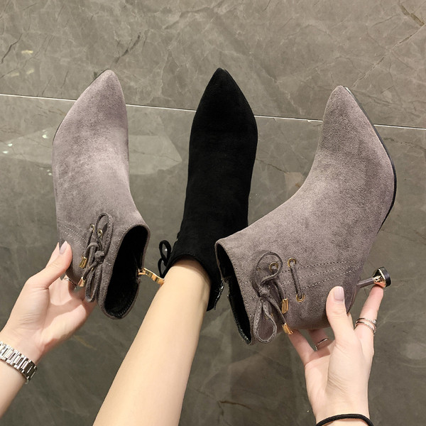 Női őszi csizma fűzővel és alacsony vékony sarkú