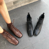 Őszi-téli csizma lekerekített modell fűzővel