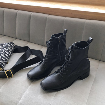 Őszi-téli csizma lekerekített modell fűzővel