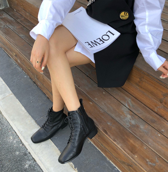 Őszi-téli csizma lekerekített modell fűzővel