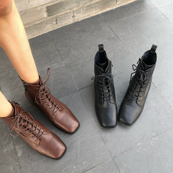 Őszi-téli csizma lekerekített modell fűzővel