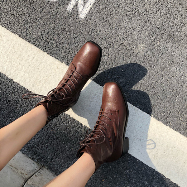 Őszi-téli csizma lekerekített modell fűzővel